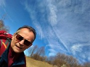 35 Selfie con belle nuvolette bianche da sfondo in cielo